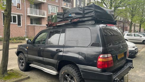 The Beast – Toyota Land Cruiser 100 series with roof tent
