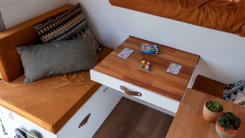 De Bus  – From 2 Share (literally)