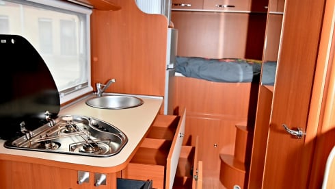 Vakantiehuisje op wielen – Complete 4 persoons off-grid camper