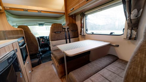 Taylor – Peugeot Bailey Approach camper met 6 slaapplaatsen, bouwjaar 2011.