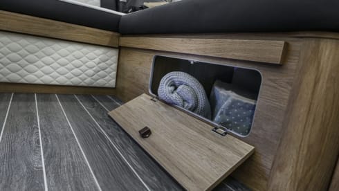 DELUXE 6 berth & 5 seatbelts – WiFi ✅, TV's ✅, Pets ✅, Awning, ✅ Bikes ✅ EU travel ✅