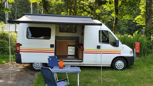 Retro Ronnie – Cozy and spacious (family) bus camper
