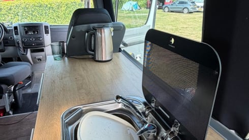 De Avonturierbus 🚐 – Zweisitziger Mercedes-Benz Bus aus dem Jahr 2010
