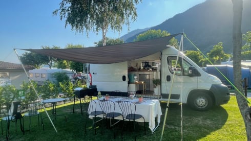 Sallie – 2p Peugeot bus uit 2016