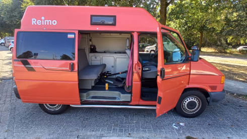 Ferrari onder de Volkswagens – 2p Volkswagen bus uit 2001
