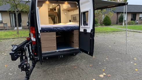 Black Beauty – Luxury Pilote bus camper for 2 persons