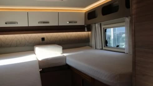 Roxi – Beautiful, luxury Dethleffs semi-integrated camper (4p) from 2021 (incl. Maxx fan!)