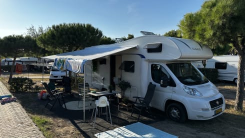 Attractive 6-person family camper with 6 spacious sleeping places