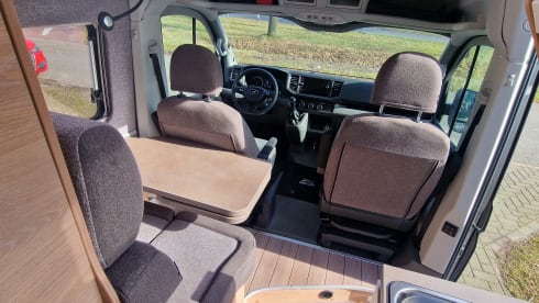 C35 –  Zeer luxe MAN-Knaus camper bus met groot vast bed 