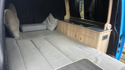 Blue Birtha – Volkswagen campervan met 2 slaapplaatsen uit 2011