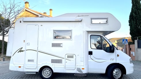 Nita – Small Super Cozy Motorhome