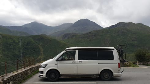 STEFAN – 4 berth Volkswagen campervan from 2018