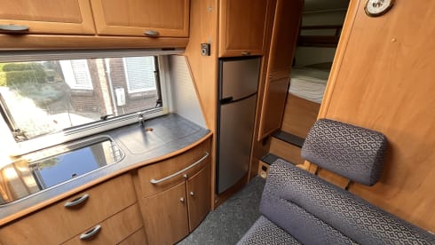 Hymer integraal B644 uit 1999 treinzit en hefbed