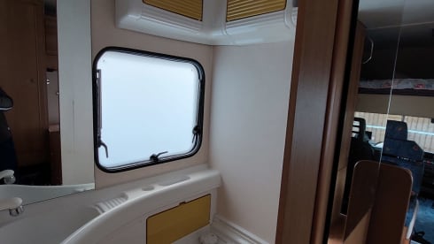 Claes – Claes: 4p spacious Alcove camper from 2000