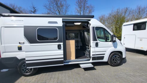 Adria Twin Sport 600 SPB – Chic, luxurious camper van with double bed, navigation system, bicycle rack 80 kg, etc.