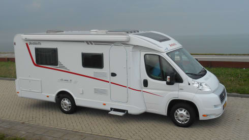 Geweldige camper – A great camper with a wonderful queen-size bed