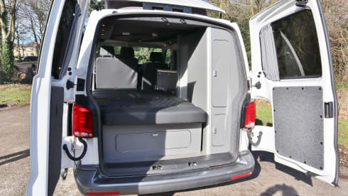 Bennie – Volkswagen Campervan mit 4 Schlafplätzen aus dem Jahr 2020