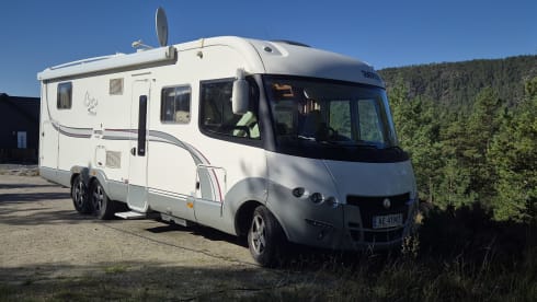 Lexi – Very nice and luxurious complete large camper