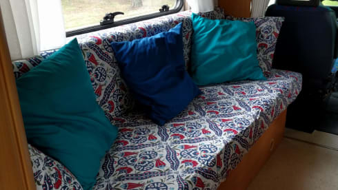 Bessie – Nice spacious alcove camper