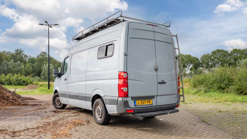 Keesie – Volkswagen Crafter Off-Grid Bus Camper with Roof Terrace