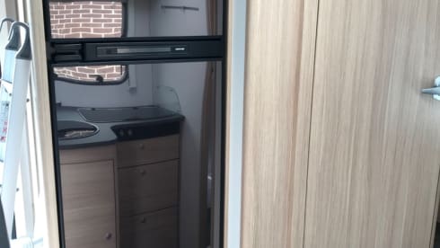 9/14 – Luxury automatic camper with 2-person queen bed!