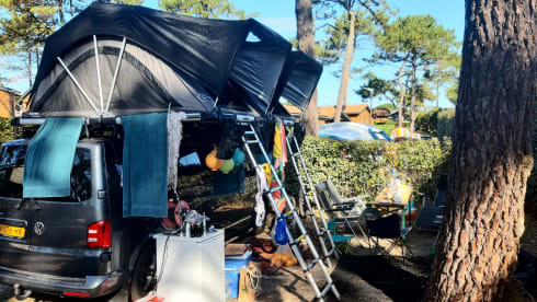 Rooftop party Van  – Happy 4 person Volkswagen party Van.