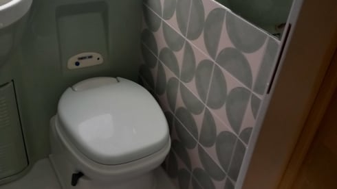 Geheel gerenoveerde camper met retro look. – 4-seater Ford Alcove from 2001