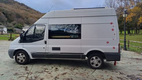 De Ford – Ford Bus camper, please note it is located in Bilbao. Transfer from airport