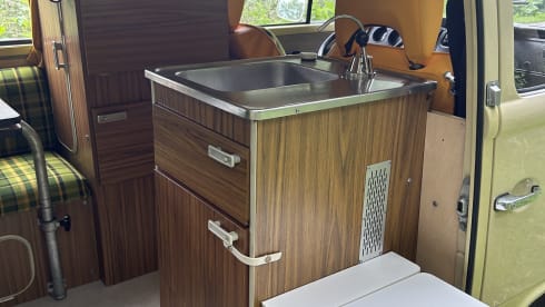 Sandy Beach Bus – 3p Volkswagen campervan from 1973