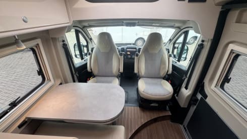 Hymer bus camper with WiFi, solar panel and length beds (2022)