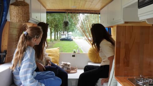 Sky – 2p Ford bus uit 2005