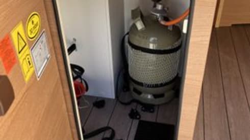 Cara – Van (6 m) from Weinberg with pop-up roof for rent