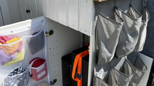 Busje naar Zuid Lara – Wonderful self-built camper bus for 2p
