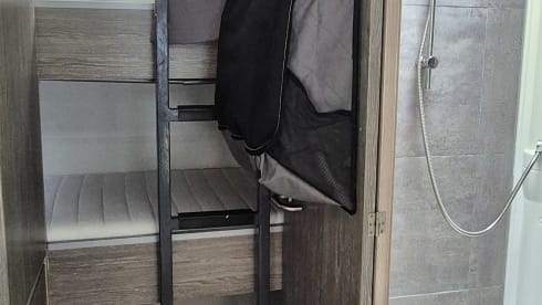 Family camper with 3-person bunk bed (6 persons)