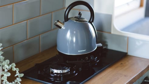 BLACK FOX – Experience the comfort and self-sufficiency of our off-grid campervan