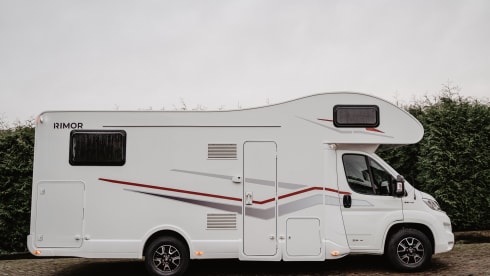Rimor seal 695-14 – Spacious luxury family camper (14)