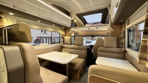 Dolly – Luxury 7 birth Family Motorhome 