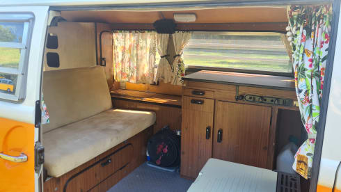 2p Volkswagen campervan uit 1969