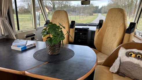 Discover freedom with our fresh Hymer B 584 – with bar layout, lifting bed 