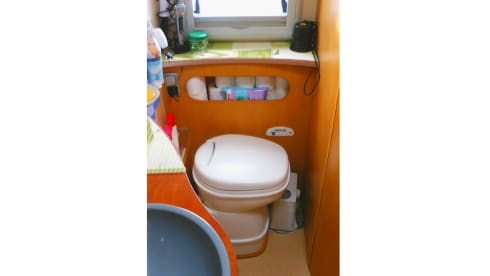 Pilote Explorateur 713 – Spacious and neat 4 person camper with 2 single beds and a 2-person pull-down bed.