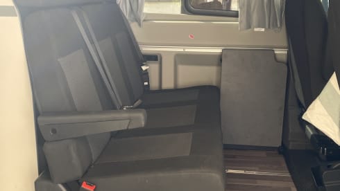 Dwight Schrute – À l'aventure avec un nouveau Ford Nugget Plus !