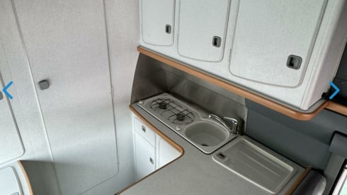 ELENA E IL SUO "CAMPY " – VIAGGIA IN LIBERTA CON MERCEDES WESTFALIA JAMES COOK