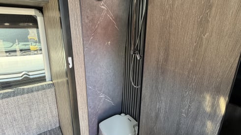 CHRISSY THE CAMPER – Autobus Citroën a 4 posti letto del 2014