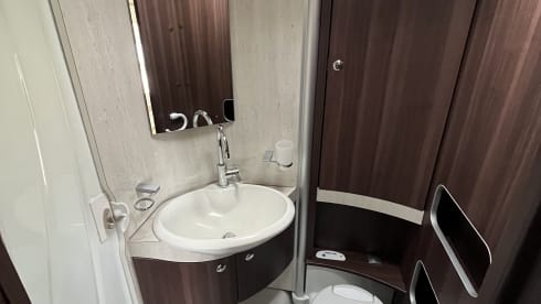 Joep – Luxe Bürstner camper > KINGSIZE BED  (TV-AIRCO-VRIJE KM)