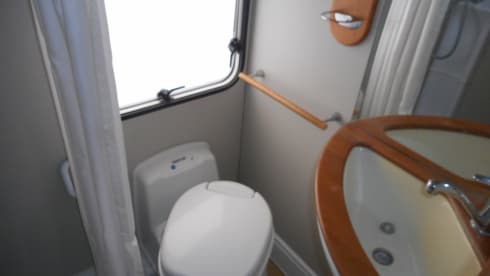 EASY 1 MOTORHOME HIRE JUST TURN UP AND GO