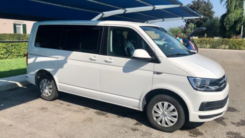 Rental van VW T6 with two beds
