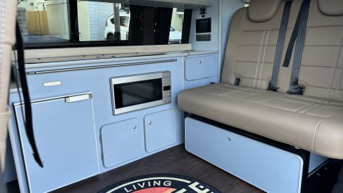Ziggy – Ziggy - Retro and fun! 4 Berth VW T6 professionally converted Campervan