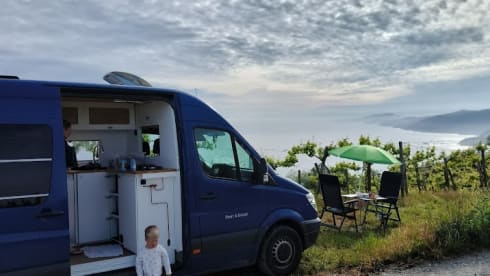 Toto – 2p (+1 young child) Mercedes-Benz bus from 2008 (3 passenger seats)