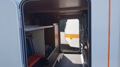 Zeer LUXE 6 pers. Camper met Airco en XL Garage BJ 2013