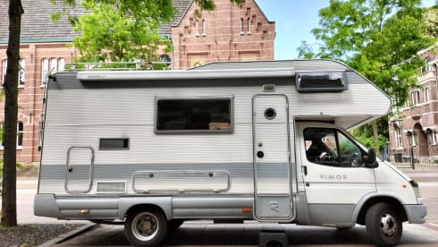 Atmospheric 5-person camper including bedding